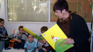 Ученици зарадваха малки пациенти в Пловдив 