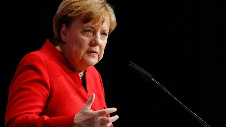 Меркел се закани да намери виновниците за атаката в Дортмунд