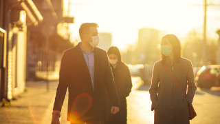 Моркова и тоягата: С какви мерки правителствата се опитват да ваксинират населението?