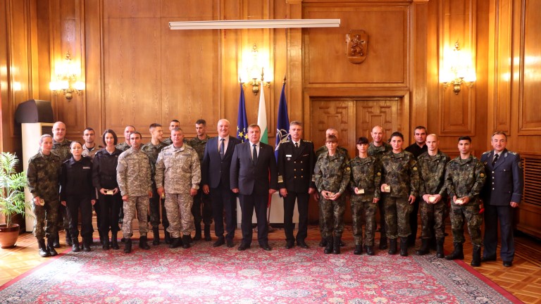 Зам.-министър Андонов и вицепремиерът Каракачанов изпратиха българския военен отбор на Седмите световни военни игри