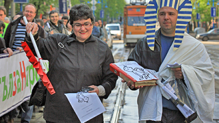 Млади учени раздадоха „дипломи” по улиците
