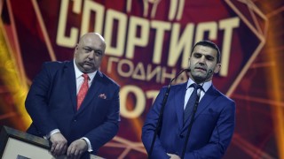 Треньорът на женския национален отбор по борба Петър Касабов празнува