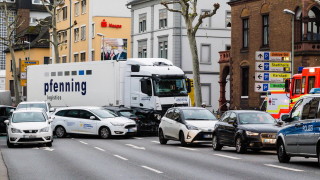Германските власти разследват защо мъж е забил откраднат камион в