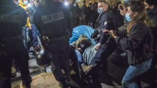 "Шокиращи" сблъсъци в центъра на Париж при прочистването на лагер с мигранти