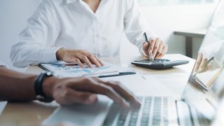 Темповете с които нарастват банковите заеми намаляват през февруари Според