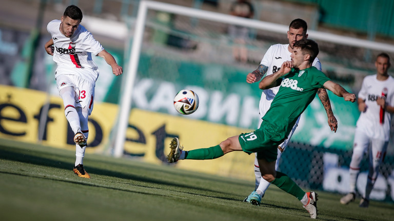 Берое - Локомотив (София) 0:0, двата отбора спукаха топката... буквално