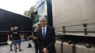 Министерство на образованието изпрати днес 3 ТИР а със 100 палета за