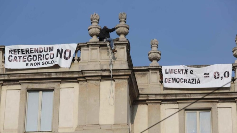 Наш сънародник протестира на покрива на Миланската Ла Скала