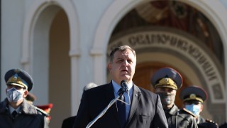 Вицепремиерът и министър на отбраната Красимир Каракачанов поздрави премиера на