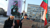 Румънеца без Енчев на протеста пред румънското посолство в София