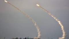 Пет ракети паднаха край кораб в Червено море