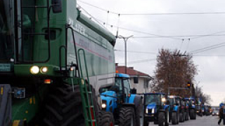Стотици трактори тръгнаха към София