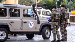 Френските сили за сигурност простреляха и арестуваха лице заподозряно че
