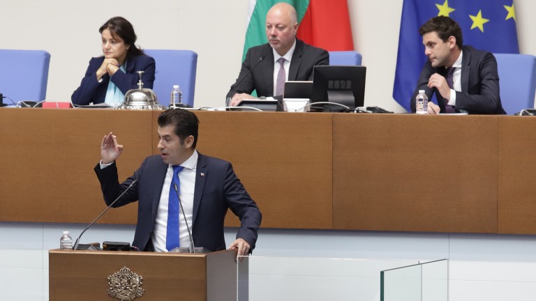 Депутатите подхванаха вота на недоверие срещу правителството Денков-Габриел в сектор
