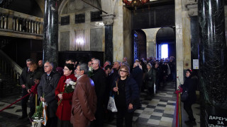 Множество се стече да се преклони пред патриарх Неофит в "Александър Невски"