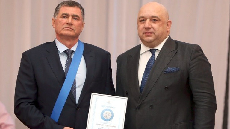 Министър Кралев връчи "Венец на победителя" на Добромир Карамаринов