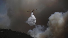 Самолет, гасящ пожарите в Гърция, се разби