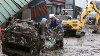 Повече от хиляда японски спасители днес претърсваха щателно срутени къщи