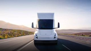 Първите Tesla Semi камиони тръгват по пътищата