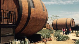 Хотелът, който ни настанява в бурета и черпи с текила