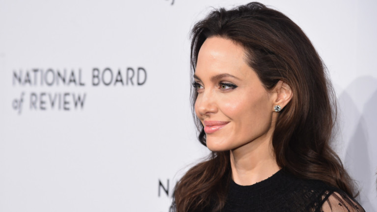 "Нечестива" жена ли е Анджелина Джоли