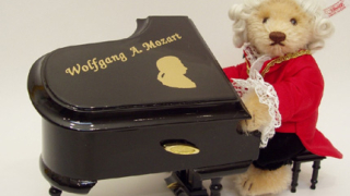 Плюшено Моцарт-мече за годината на гениалния музикант