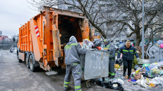 Интензивната работа по сметопочистването в най засегнатите райони на София