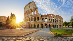 Италия идентифицира мъжа, издълбал името си на Колизеума