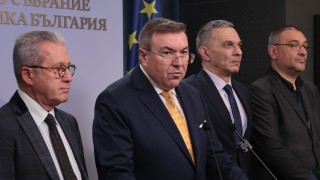 В момента има една много сложна конструкция като управление