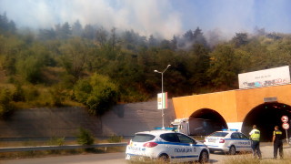 Нов горски пожар тръгна над Дупница Огънят гори над тунелите