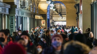 Служители на полицията и на гражданската защита патрулират по улиците