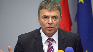 Местни учители одобрили учебника, "изпуснал" Петлешков