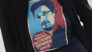 През септември политическият беглец Едуард Сноудън издаде книгата си Permanent