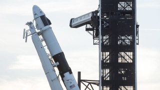 SpaceX успешно приземи първата степен на ракетата си Falcon 9