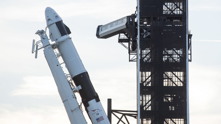 SpaceX успешно приземи ракетата си след изпращане на три канадски сателита