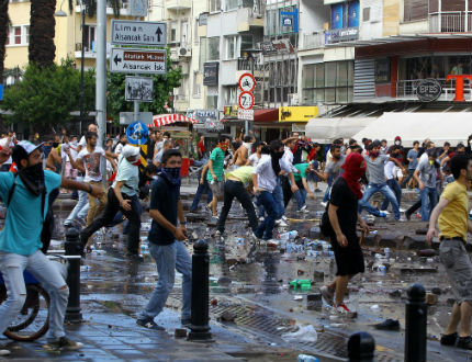 Турската полиция отново разгони протестиращите със сълзотворен газ