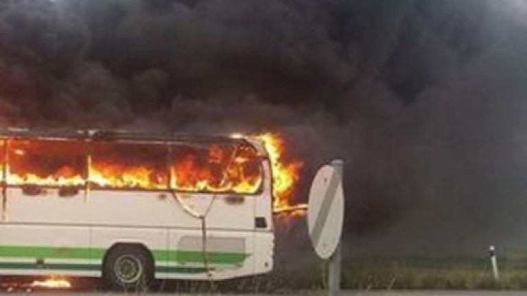 Светкавица подпали автобус в Гърция