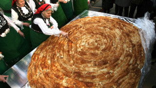 10 метрова баница с късмети ще зарадва днес местните жители и