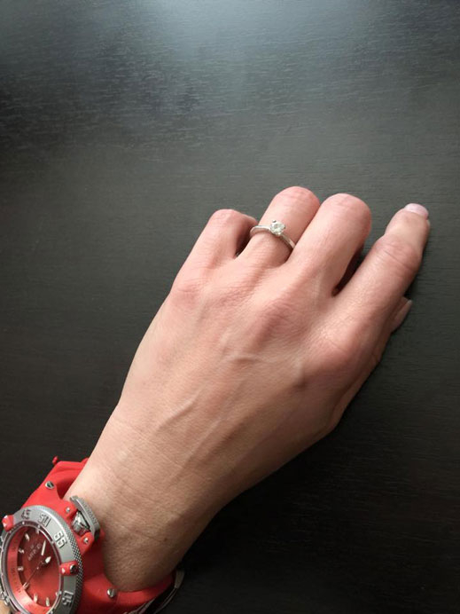 Ива Екимова с годежен пръстен 