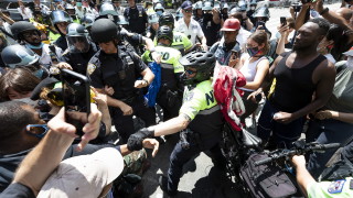 Кметът на американския град Портланд е бил напръскан със сълзотворен