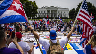 Куба праща лекари. Щатите пращат разрушители