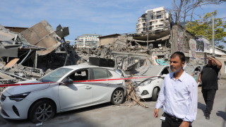 Ракета удари жилищна сграда в Тел Авив, има пострадали