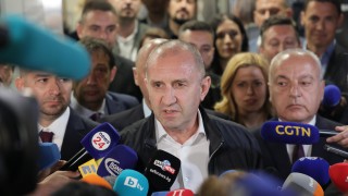 Радев призова за оставки на служебния кабинет и се закани да разгради олигархичния модел