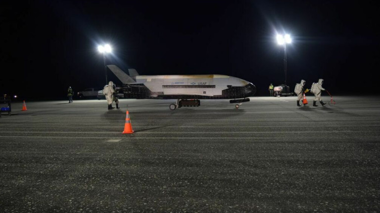 Тайният космически самолет X-37B на Пентагона кацна във Флорида в