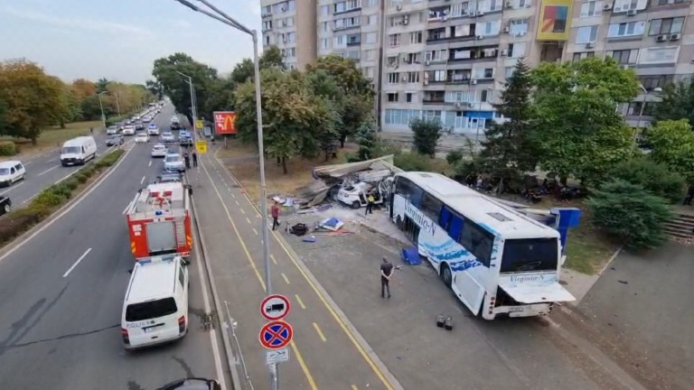 Пешеходно шествие в памет на бургаските полицаи, убити от автобус с мигранти