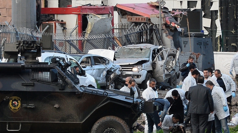 Полицаи загинаха при нападение с кола бомба в Турция 