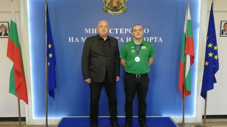 Министър Кралев се срещна със сребърния медалист от Европейското първенство по билярд Станимир Русланов
