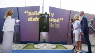 Испанският футболен гранд Барселона постави статуя на знаменития Йохан Кройф