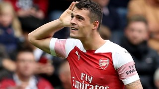 Трима привърженици на артилеристите посетиха дома на Гранит Джака след