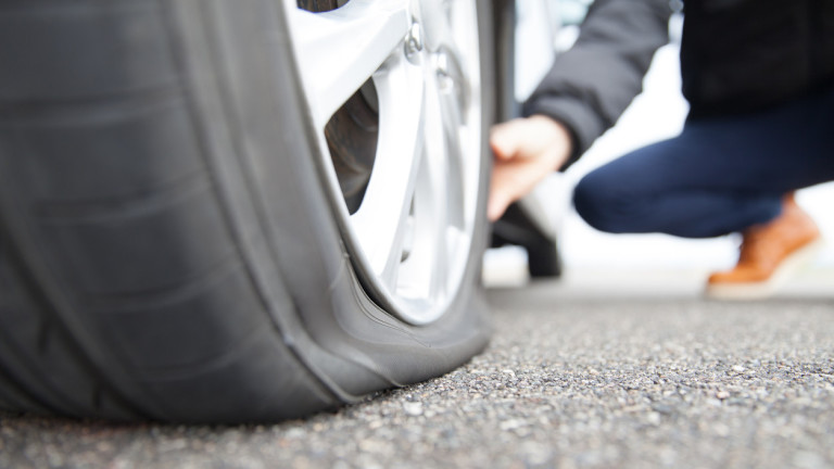 Младеж спука гумите на 11 автомобила в Пловдив, пише 24